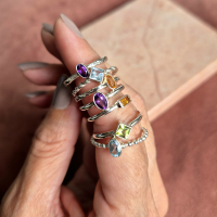 ZILVEREN RING MET OVALE PAARSE AMETHIST MAAT 17